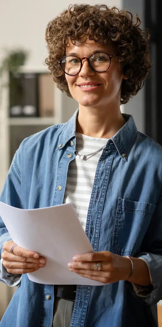Persona manejando impresora
